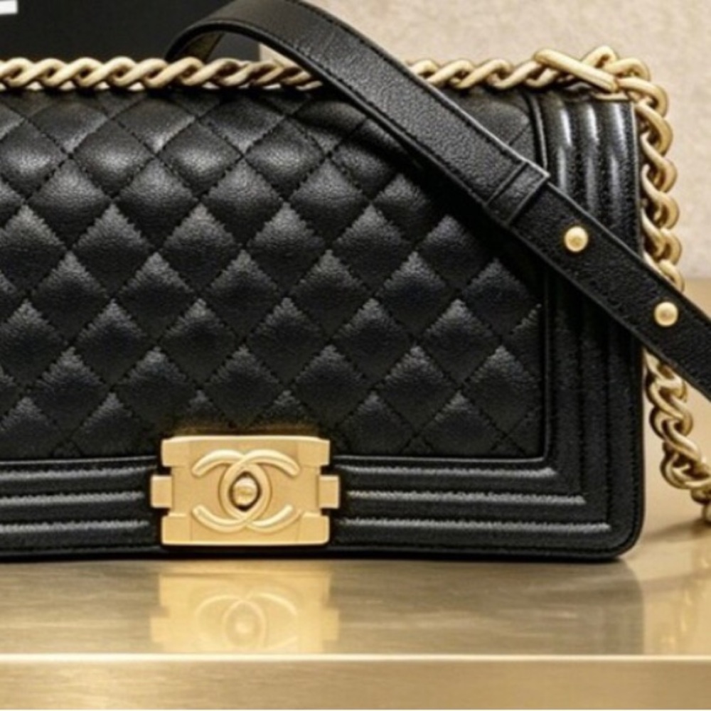 CHANEL Black Quilted Leather Shoulder Bag with Gold Chain